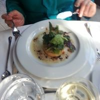 Sable breton con ensalda dulce de berengena y primeros brotes