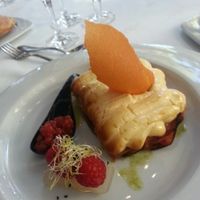 Crujiente de pasta con txanguru gambas y muselina de erizos