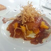 Confit de pato con crema de arnadi y aliño de citricos