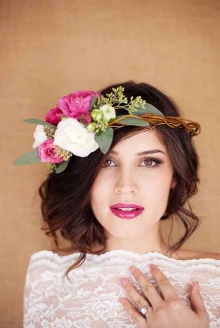 Flores demasiado grandes, llaman más la atención que la novia.