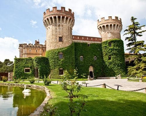 Fachada Castillo junto al lago