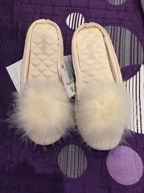 Zapatillas rositasy bata y camisón blanco - 1