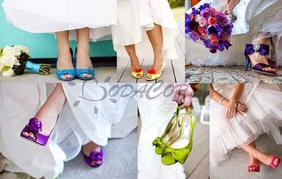 Zapato abotinado con pasados de colores para mujer