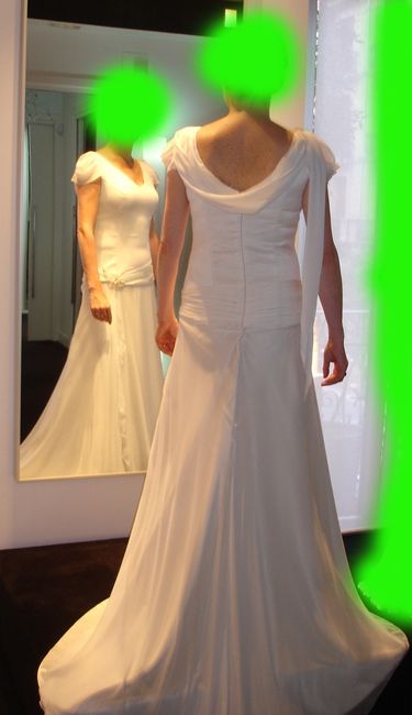EL VESTIDO POR DETRAS