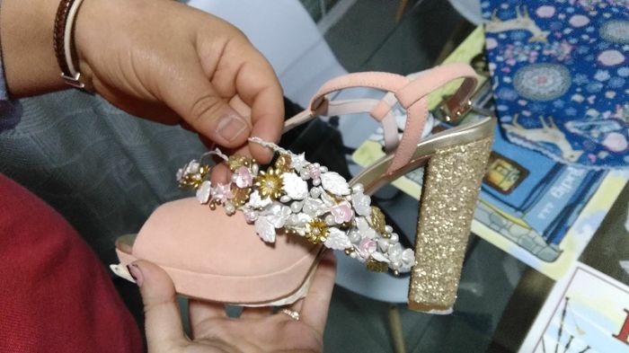Alguien se une a mi "grupo" los zapatos me están costando elegirlos mucho Más que el vestido? 🤦‍♀️😂 