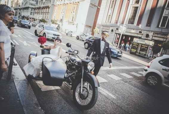 Boda con Moto custom sidecar