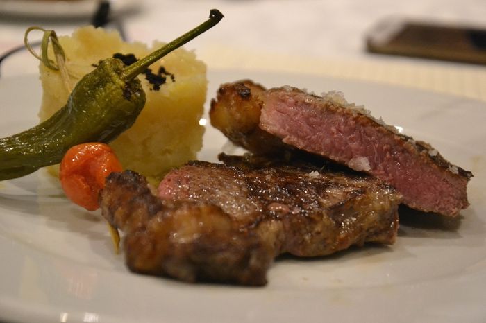 Entrecot de añojo con pastel de patata panadera