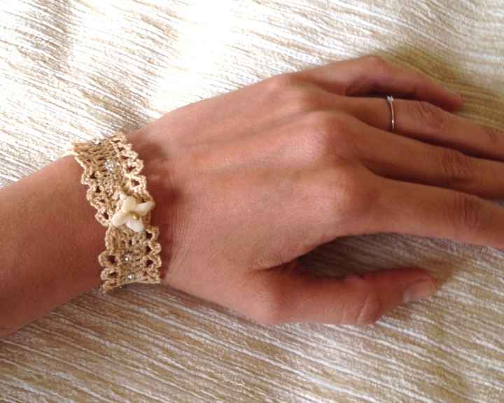 Pulsera hecha con tela del vestido de novia - 1