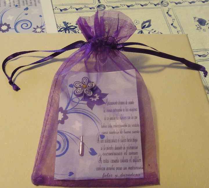 Alfiler ya preparado con su tarjeta y en la bolsa de organza de color violeta