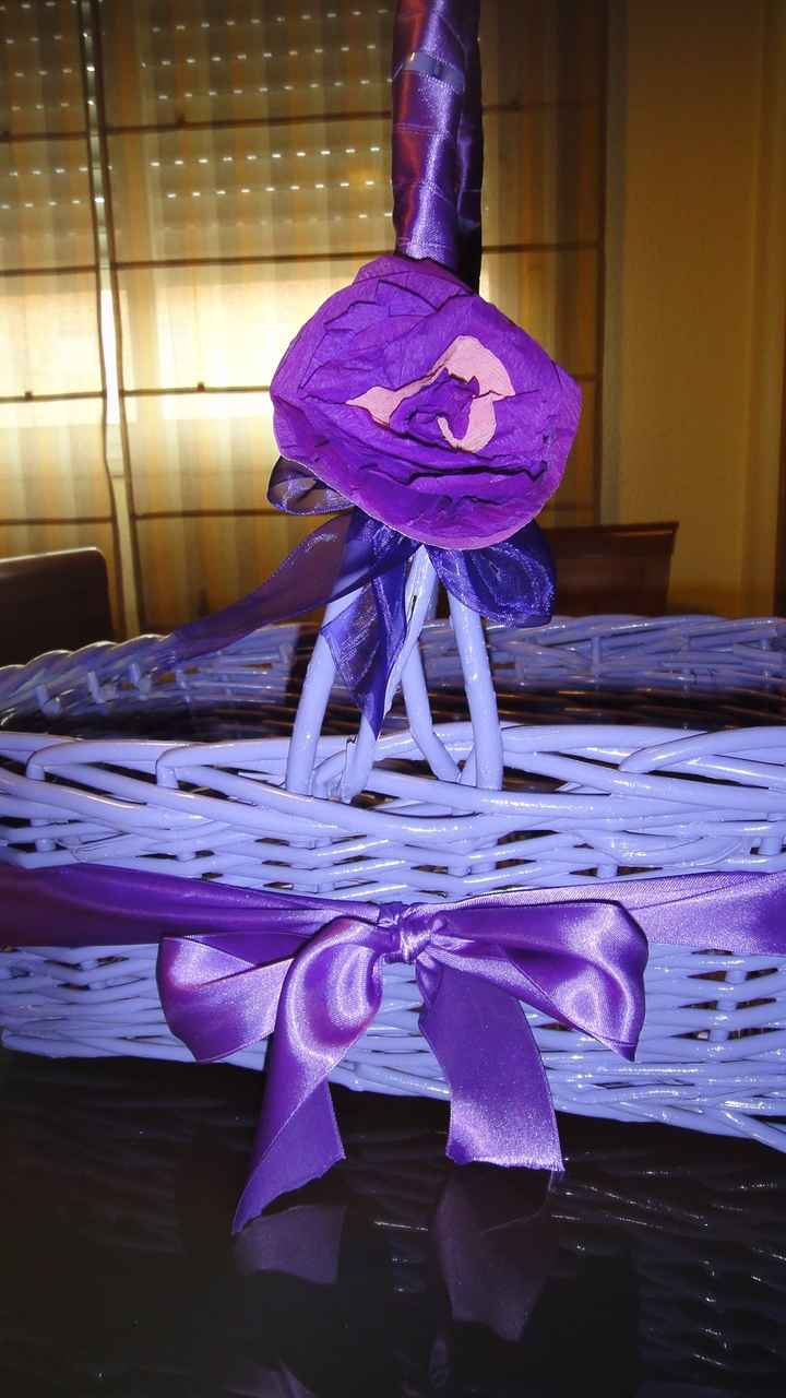 Cesta decorada con lazo de organza violeta con los regalos para las muejres