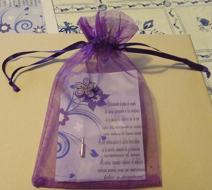 Alfiler ya preparado con su tarjeta y en la bolsa de organza de color violeta