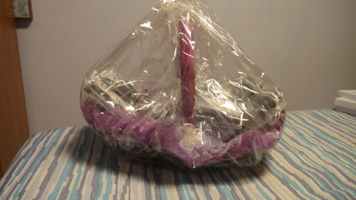 Cesta con los regalos para las mujeres ya colocados