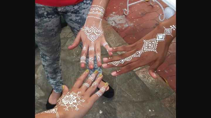 Henna blanco en vez de guantes o pulseras - 1