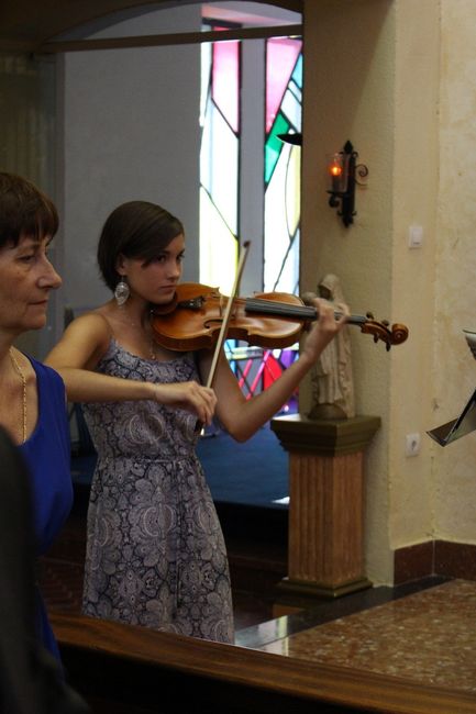 mi prima toco el violin