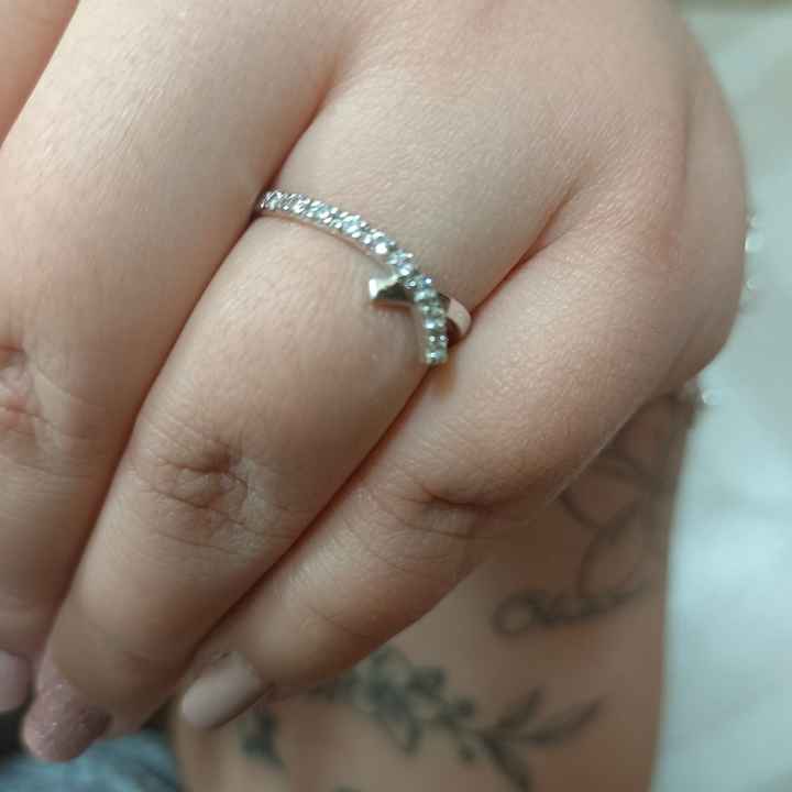¡Comenta si tu anillo de pedida se parece o no al de Cris! 💍 - 1