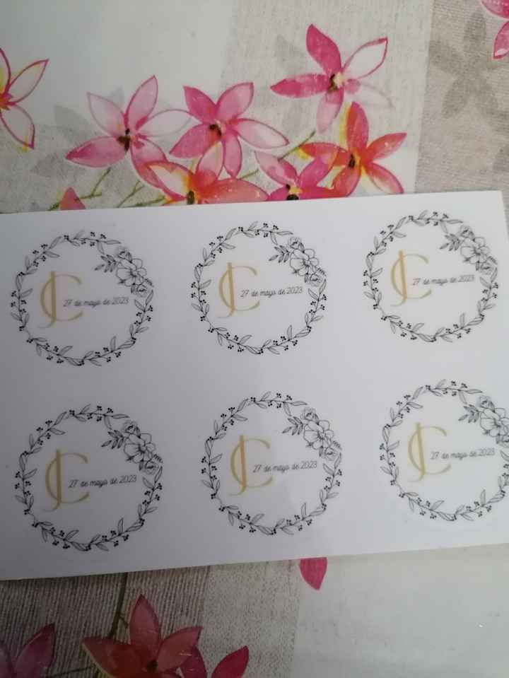 Etiquetas y pegatinas con nuestro logo - 1