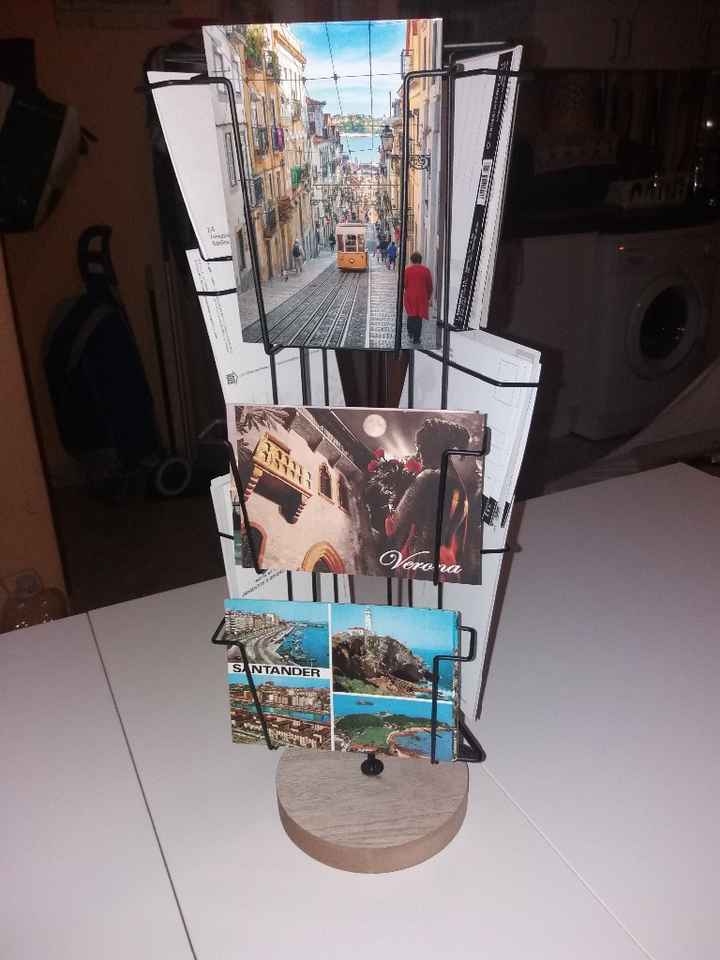 Expositor con postales para que firmen los invitados
