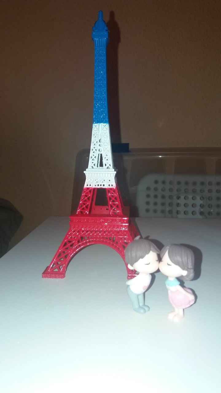 Torre Eiffel con muñecos besucones (aliexpress)