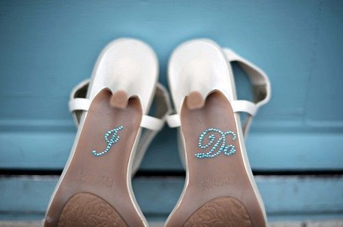 Zapatos de novia con mensajes {Foto, Kristen Weaver Photography)