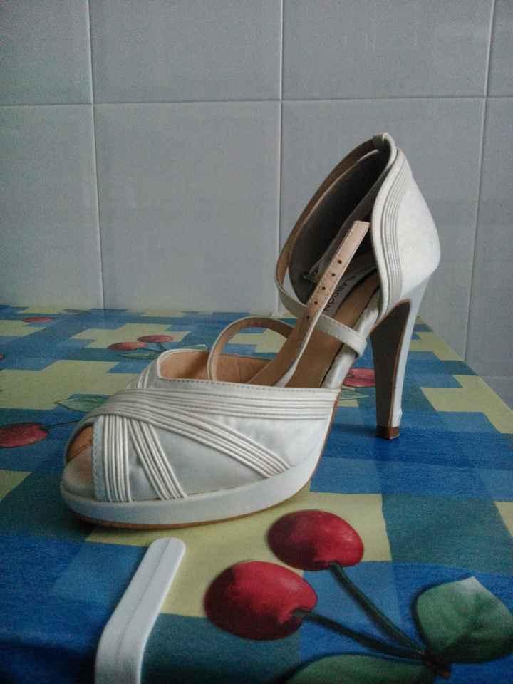 Compro tocados de pronovias con brillantitos, plateados, forma de flor, zapatos 36 comodos, bolero b