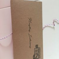 Sobre kraft con nombres impresos