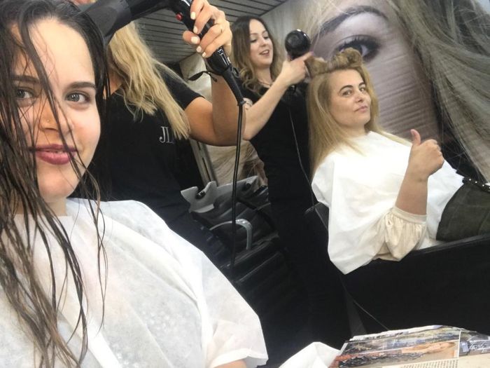 pues me peinaron y me pusieron guapa! y me hicieron un tratamiento con productos guays y masaje en l