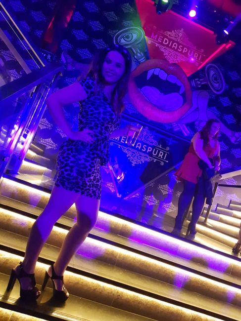 la limusina nos dejo al lado de la discoteca MEDIASPURIS me encanto!!!!!!!!!!! una discoteca increib