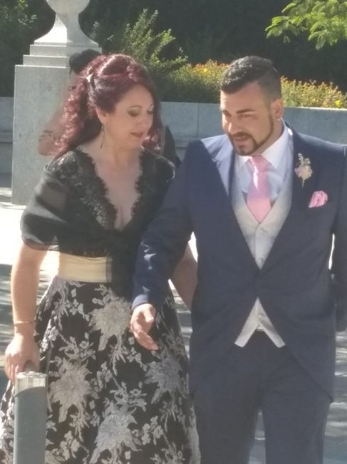 el novio con su madre...estaba increible