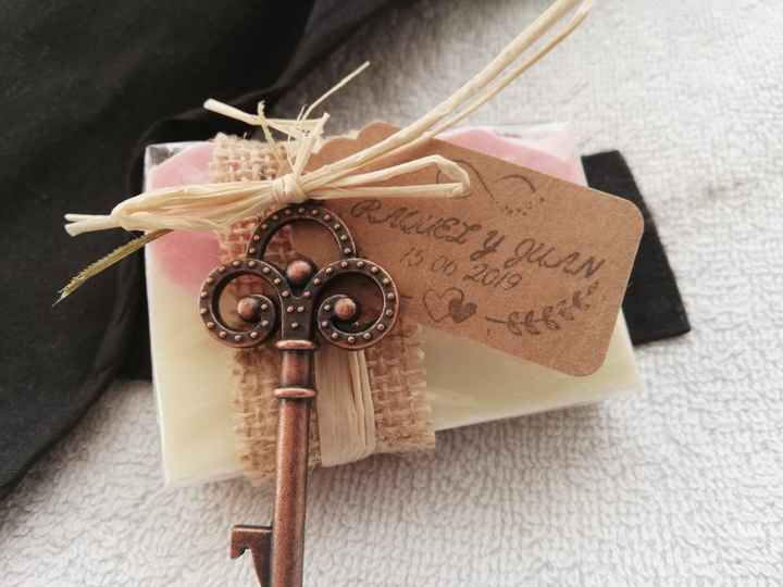 este es el regalo para las mujeres, jabon artesanal con una llave que es abridor.