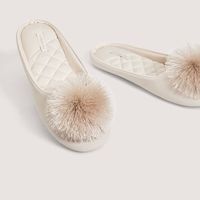 Modelo 3, pompon y color crudo.