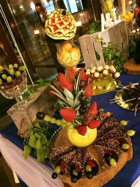 Preciosa mesa de fuente de chocolate y frutas - 2
