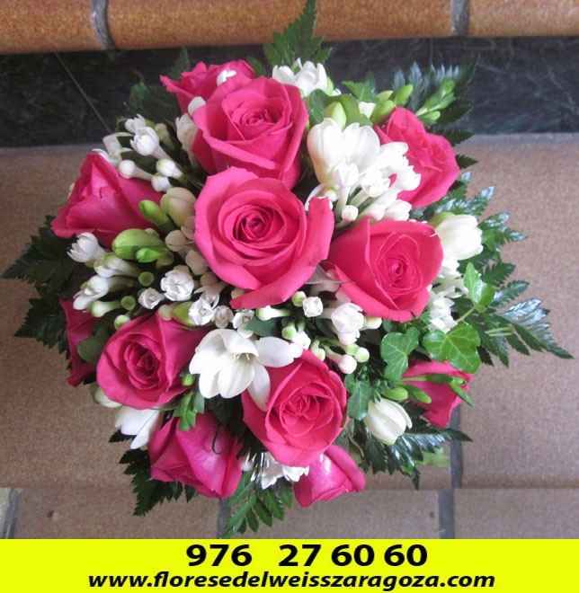 Ramo rosas fucsia detalles blancos