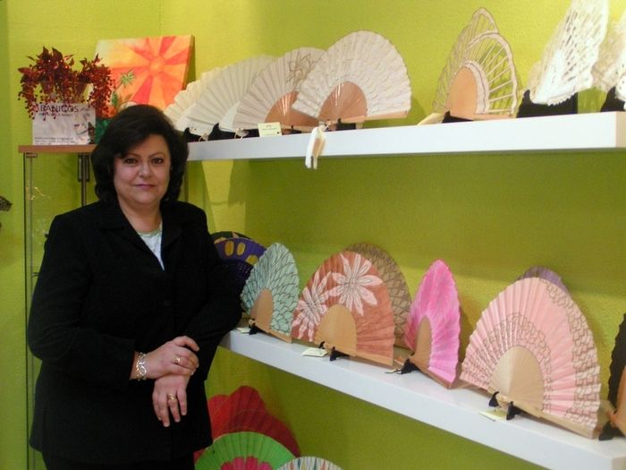 Dora Gonzalez Abanicos y Tocados