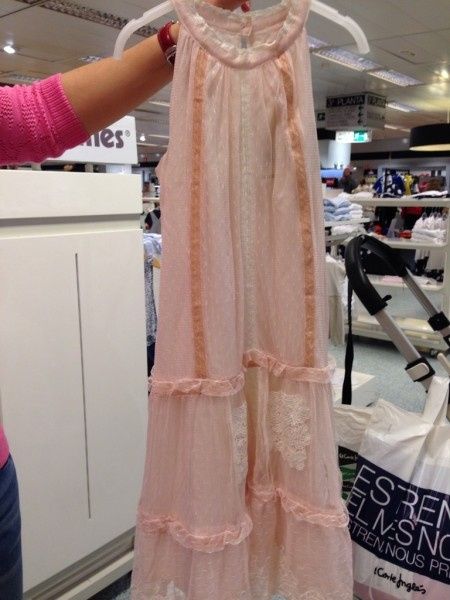 Vestidos atrás, Son poco de ceremonia? - 2