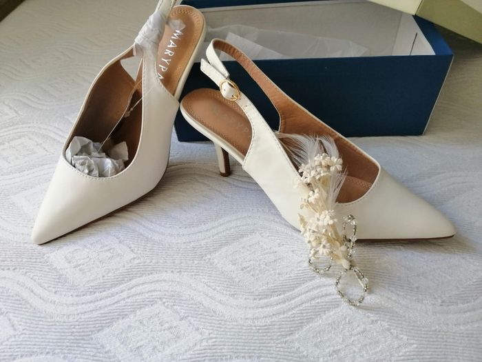 Zapatos y adorno para el pelo
