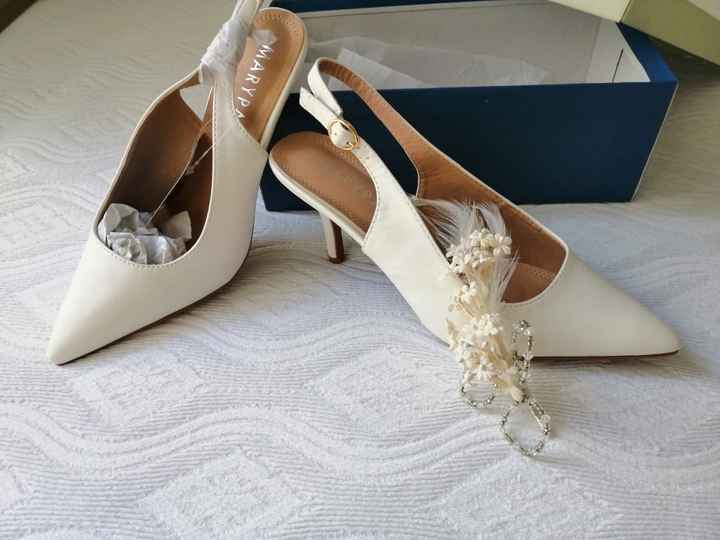 Zapatos y adorno para el pelo