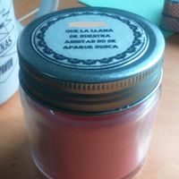 En la vela pone el nombre y "que la llame de nuestra amistad no se apague nunca"