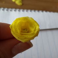Flores de papel. detalle y alfileres  - 3