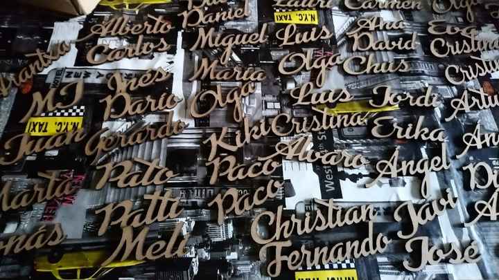 Mis pulseras para la despedida y los nombres de los invitados en madera - 1