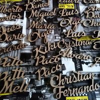 Mis pulseras para la despedida y los nombres de los invitados en madera - 1