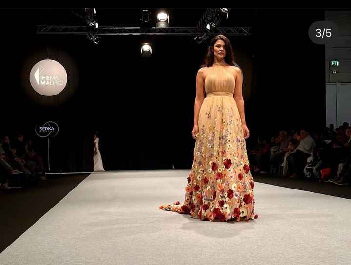 Vestido de novia con flores - 1