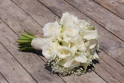 Rosas y calas blancas