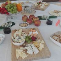 Mesa de quesos y embutidos - 1