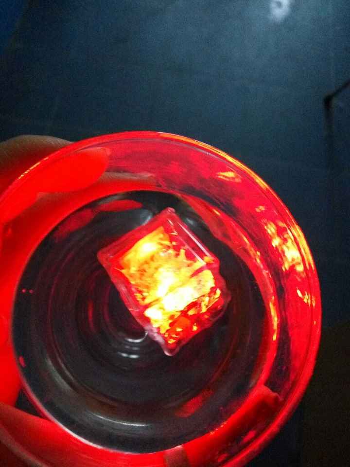 Cubitos con luz para bowls de agua  o copas y etiquetas para los botes del candy bar - 3