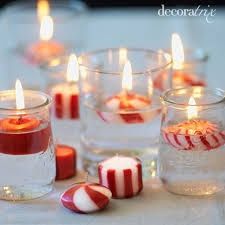 velas flotando en agua.
