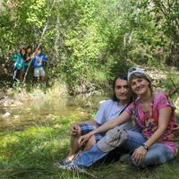 haciendo senderismo con los amigos---