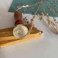 Personalización invitaciones rusticas con sello