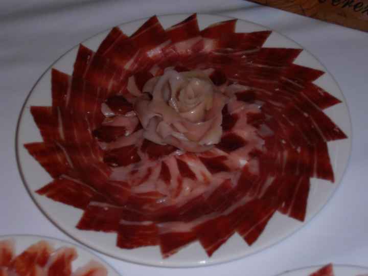 El plato de jamón para los novios