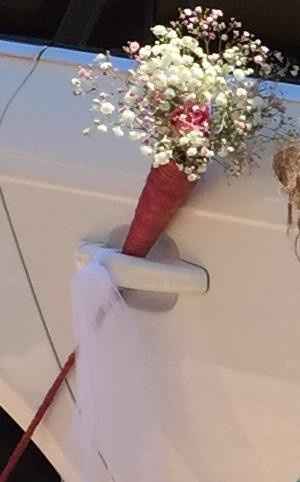 decoración coche con flores paniculata y detalles rosas