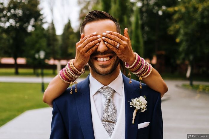 ¿Quién es más probable que salga con los ojos cerrados en las fotos? 2